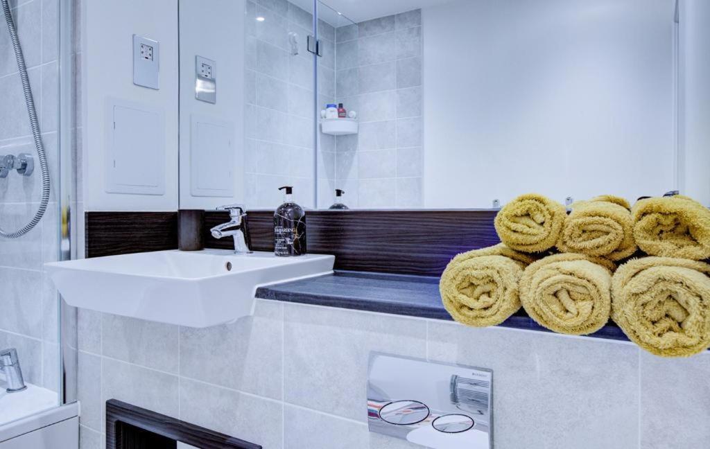 Luxury 2 Bed Flat In A New Block In East Acton Apartman London Kültér fotó