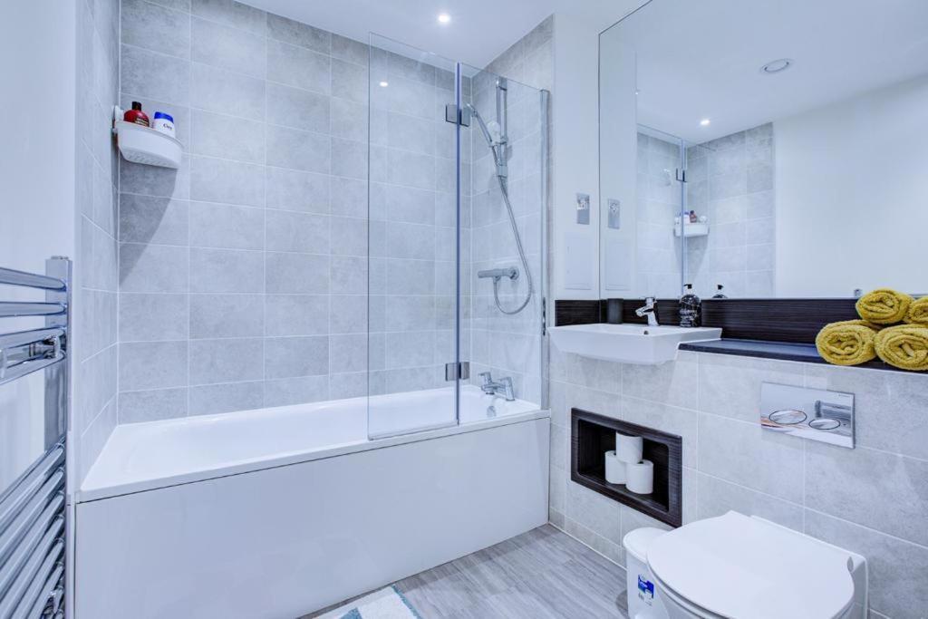 Luxury 2 Bed Flat In A New Block In East Acton Apartman London Kültér fotó