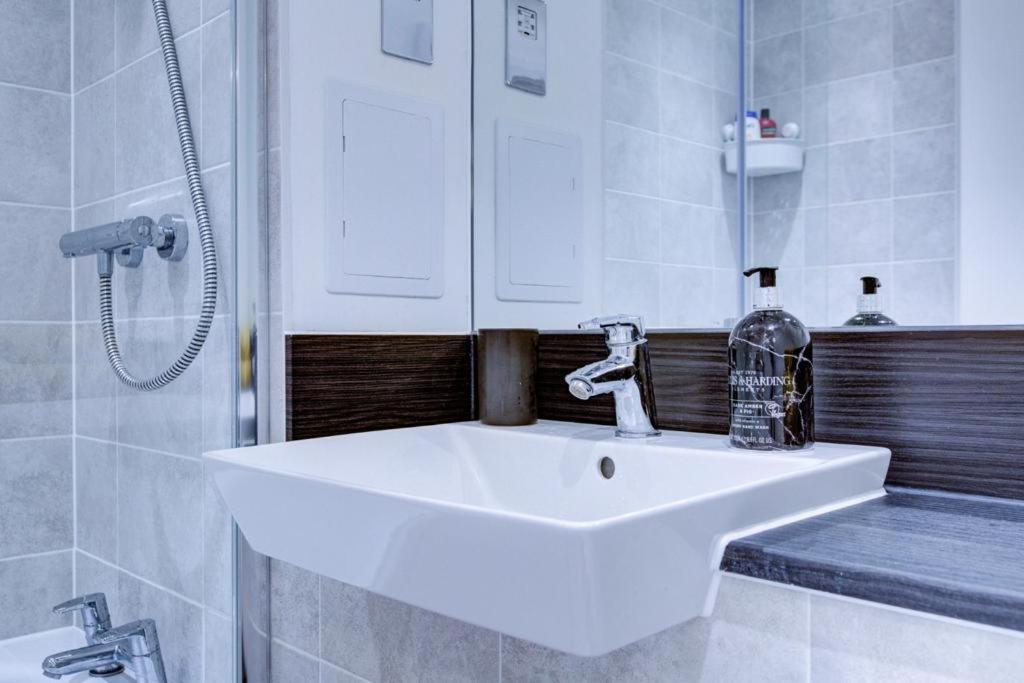 Luxury 2 Bed Flat In A New Block In East Acton Apartman London Kültér fotó